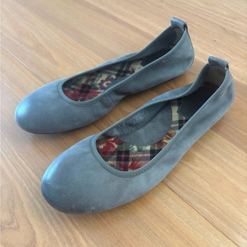 BORN Julianne Ballet Flats Grey Leather Size 8 Slip On Padded Insole
